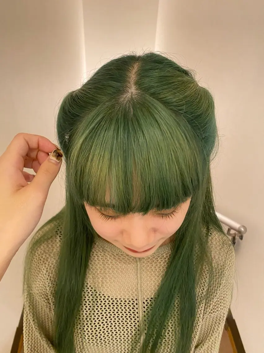 ロング カラー ブリーチ ネギシ アイナのヘアスタイル
