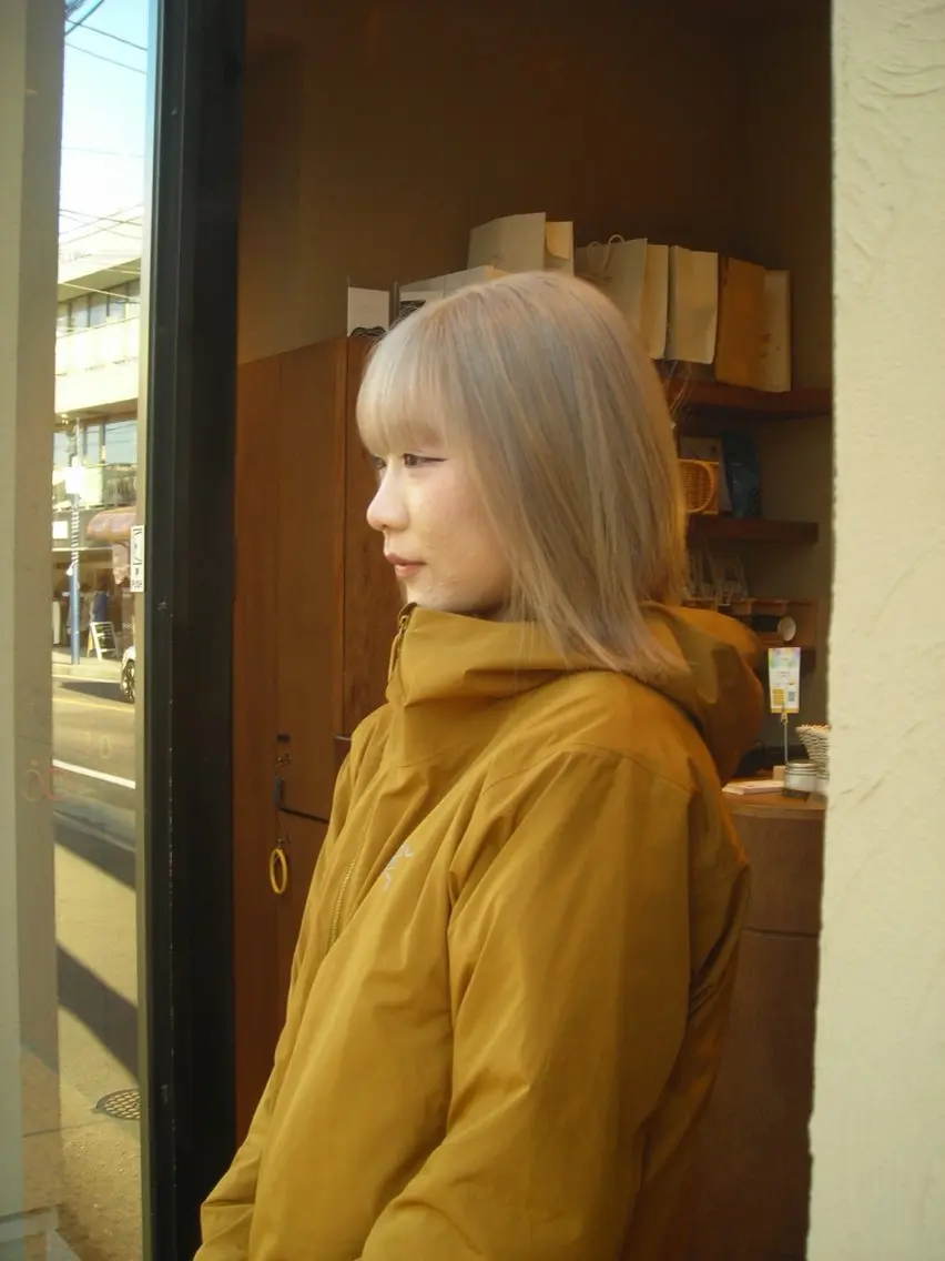 ミディアム カラー ヘアカラー hina 🛋️ブリーチカラーのヘアスタイル