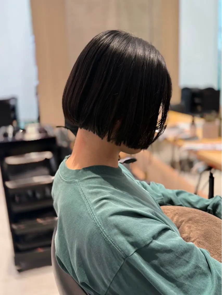 ミディアム カラー カット ヘアカラー トリートメント ヘッドスパ ヘアセット ミオ💎ショート 透ける暗髪のヘアスタイル