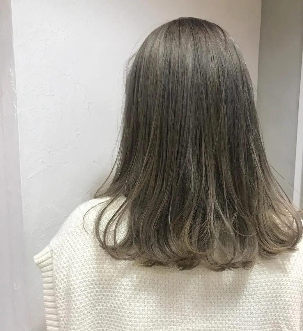 セミロング カラー ヘアアレンジ ブリーチ 透明感カラー グレージュ ミルクティーグレージュ 村田 さやかの眉毛・アイブロウイメージ