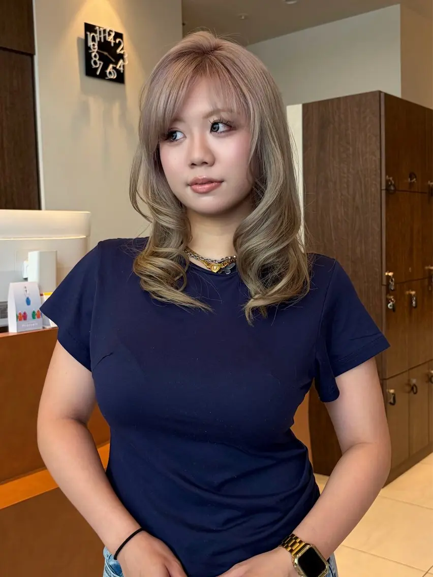 セミロング ヘアカラー ルナ｜大人レイヤー｜ 上品ハイライトのマツエク・マツパデザイン