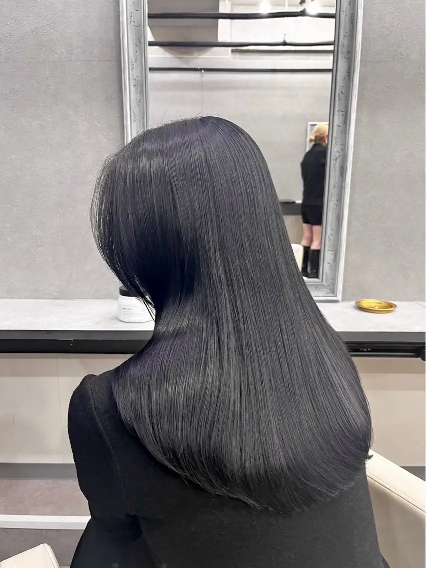 ミディアム カラー 黒髪 グレーブラック ブリーチ有無Wカラー メンズパーマ大成のヘアスタイル