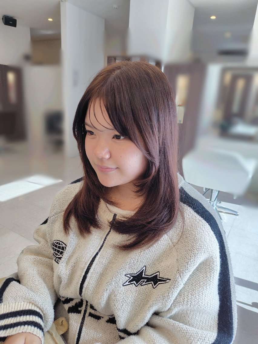 ミディアム レイヤーカット シースルーバング カット ヘアカラー 三浦 瑞華のヘアスタイル