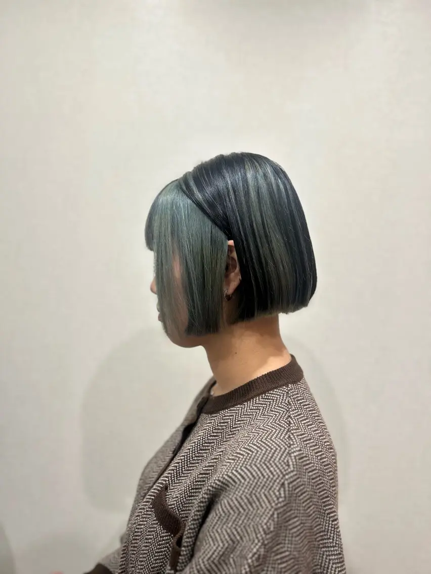 ショート カラー ブリーチ グレージュ オリーブグレージュ オリーブグレー ボブ カット ヘアカラー 井上 花音のヘアスタイル