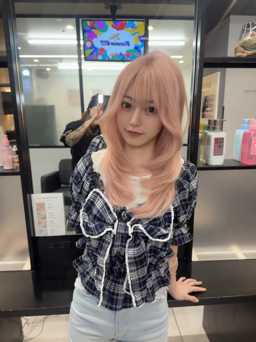 ブリーチカラー+整えカットの写真