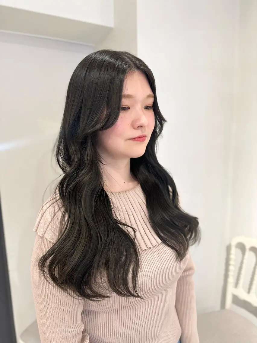 ロング カラー アッシュ アッシュグレー 透明感カラー 韓国風ヘア ロング カット ヘアカラー トリートメント 透明感/レイヤー/ 姫カット Fukuのヘアスタイル