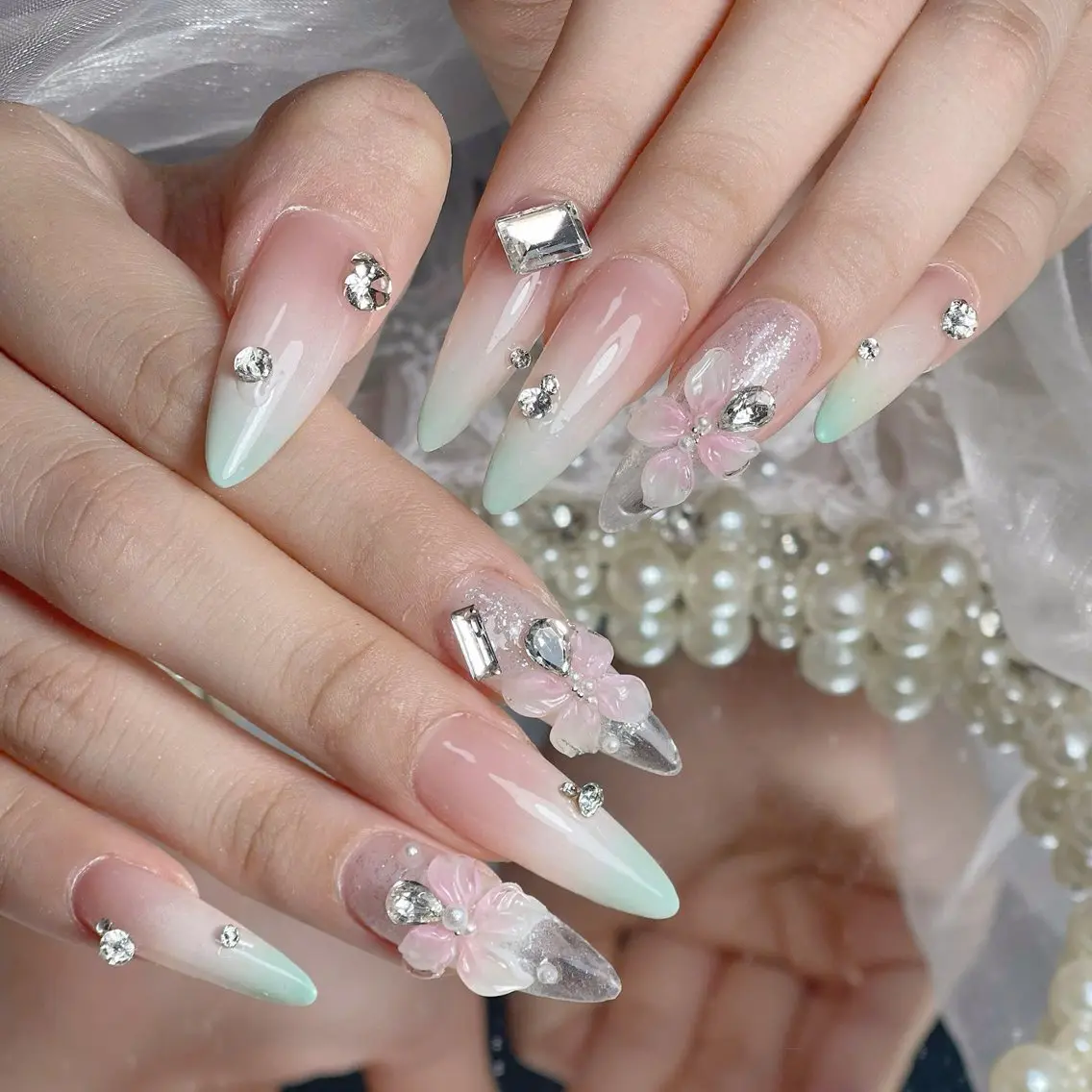 ネイル オーロラネイル 長さ出し フラッシュネイル フレンチネイル ジェルネイル ハンドネイル Amee Nail Salonのネイルデザイン