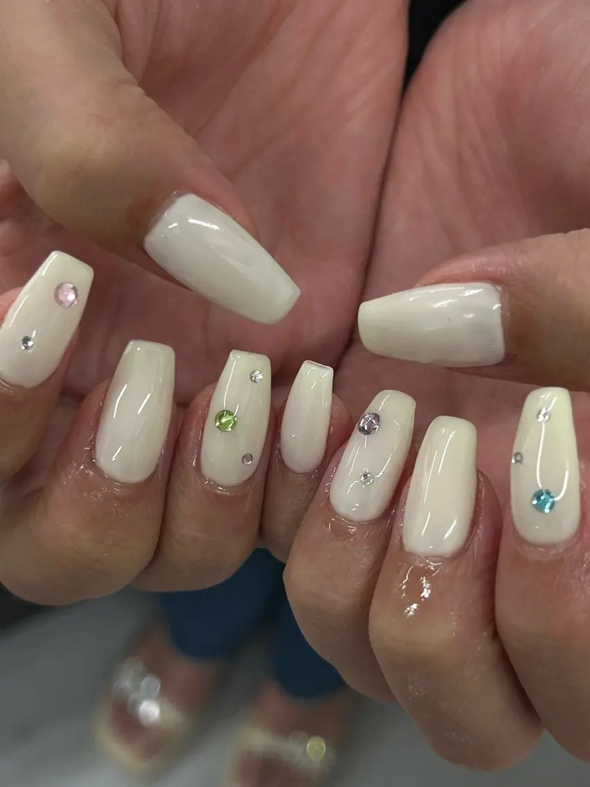 ネイル ワンカラーネイル ストーンネイル ハンドネイル schon 🎀saraのネイルデザイン