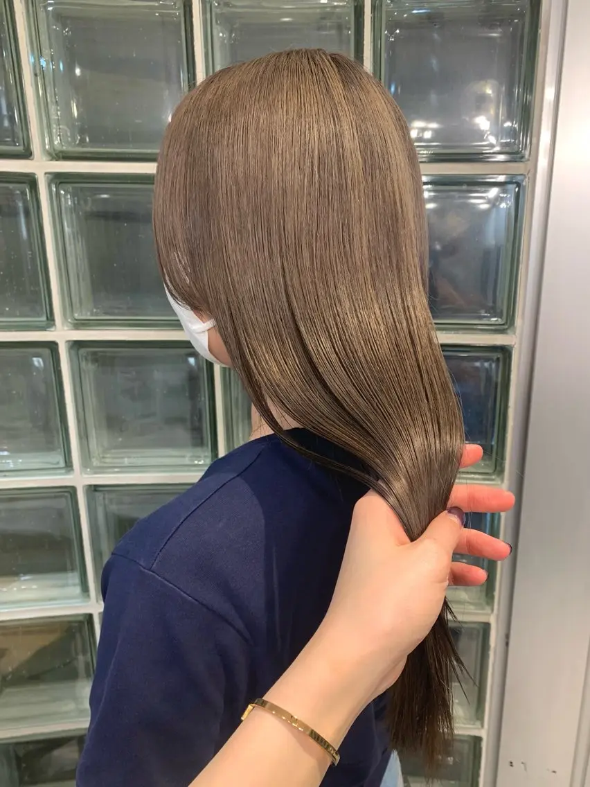 ロング カラー ブリーチ グレージュ クレハ :)のヘアスタイル