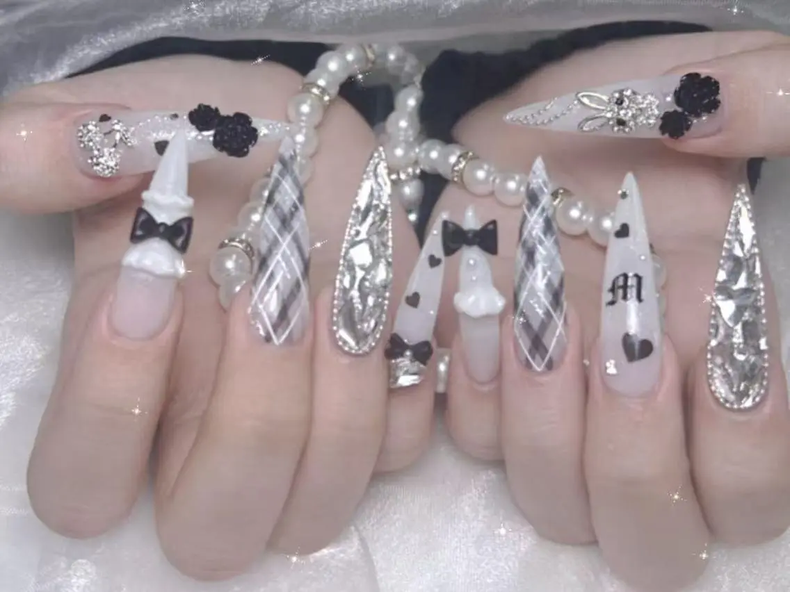 ネイル 長さ出し キラキラネイル 韓国ネイル ロングネイル マグネットネイル ハンドネイル ハンドケア Akira✨ nailのネイルデザイン