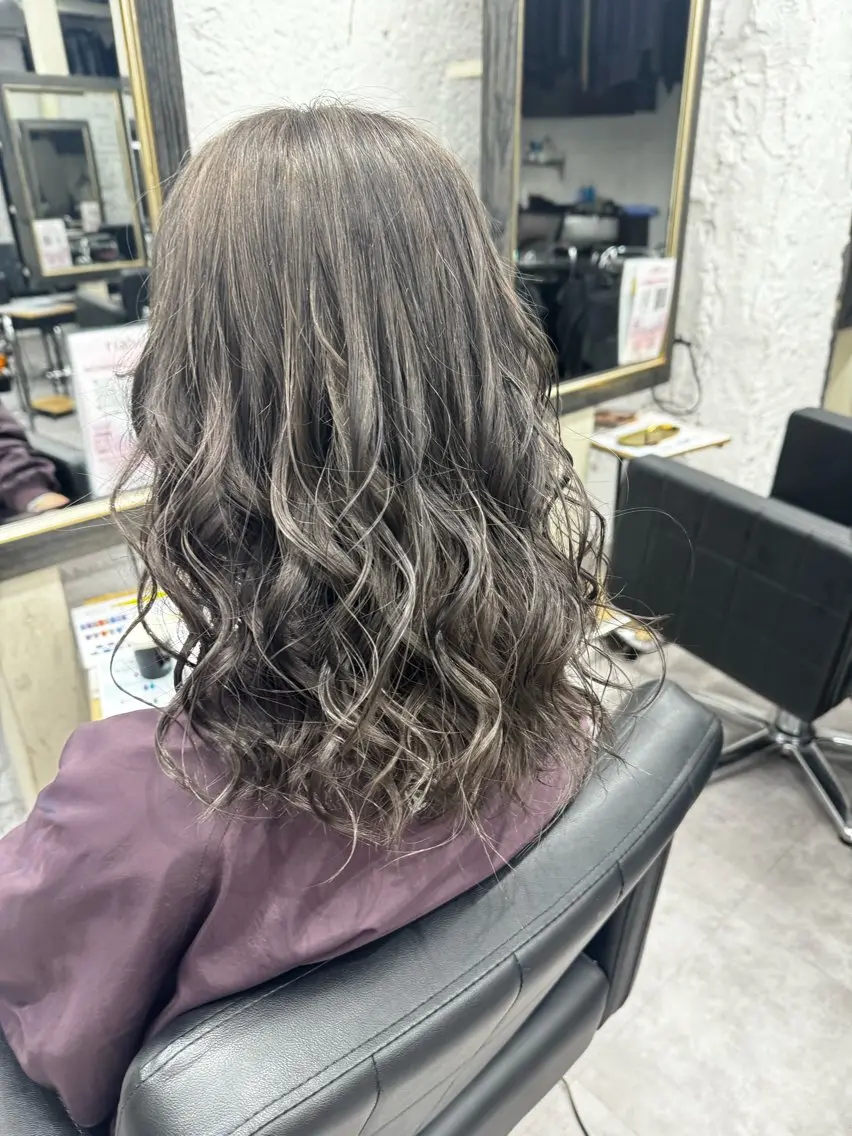 セミロング ハイトーン/レイヤー 五島桜樫のヘアスタイル