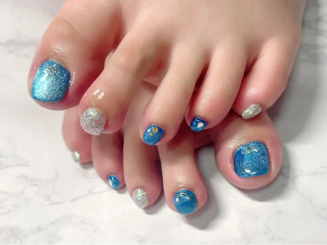 ネイル ブルー ラメ(グリッター) マグネットネイル シルバー フットネイル Nail Salon KURELLYのネイルデザイン