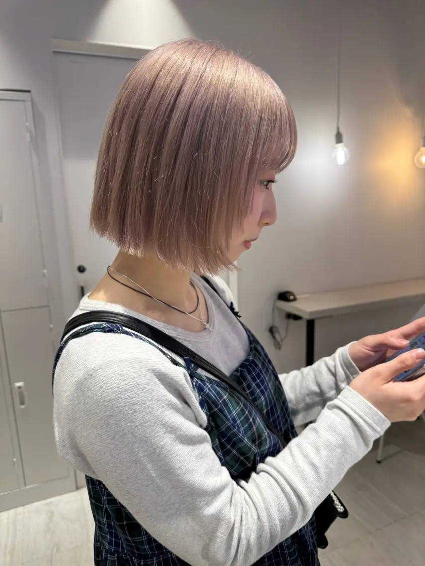 ショート カラー ベージュカラー ブリーチ ブロンド ブロンドベージュ ピンクカラー ヘアカラー トリートメント Ami/艶カラー/ レイヤー/ハイトーンのヘアスタイル