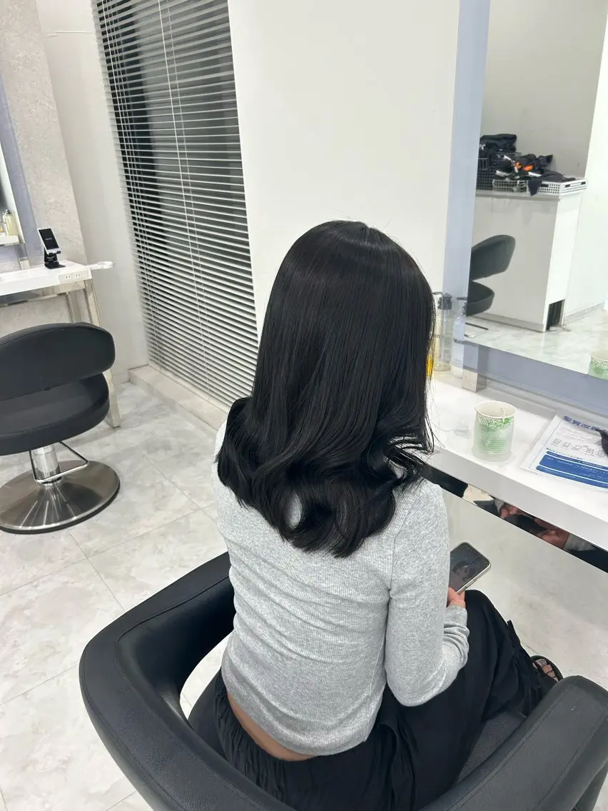セミロング カラー ヘアアレンジ ヘアカラー 🎀RIN🎀 縮毛矯正🩶暗髪のヘアスタイル