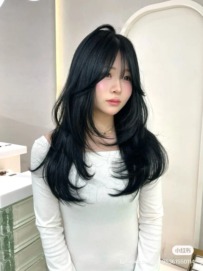 ロング カラー 黒髪 ブルーカラー ブルーブラック 韓国風ヘア レイヤーカット GAGA AMIKAのヘアスタイル