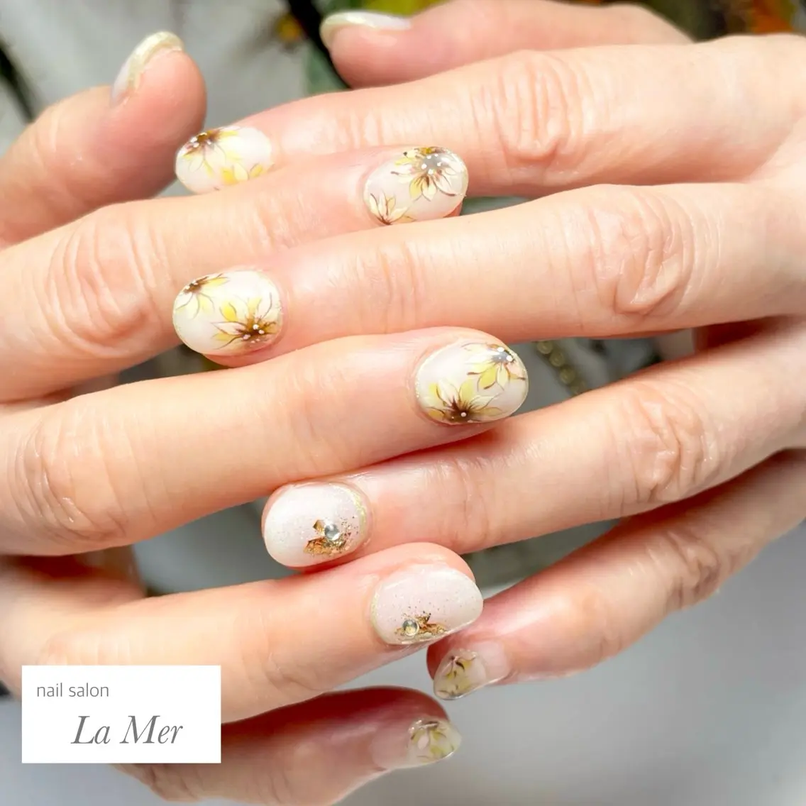 ネイル フラワーネイル フレンチネイル 持ち込み 夏ネイル ホワイト nailsalon La Merのネイルデザイン