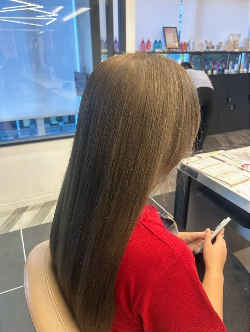 ロング カラー ベージュカラー ブリーチ ミルクティーベージュ 小向 音緒のヘアスタイル