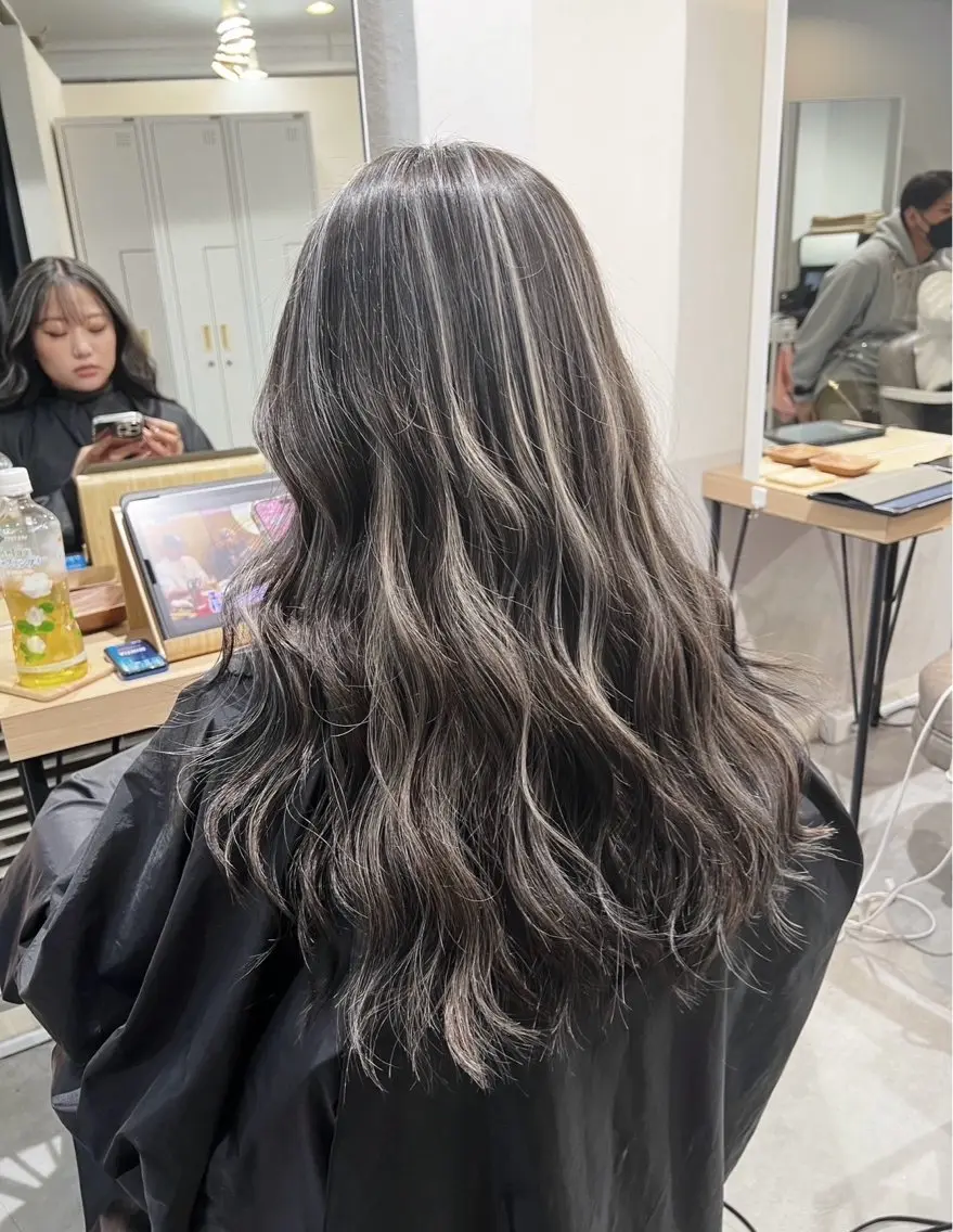 ロング カラー ダークグレー ダークグレージュ グレージュ ハイライトカラー ハイライト 指名数No.1 /NAOYAのヘアスタイル