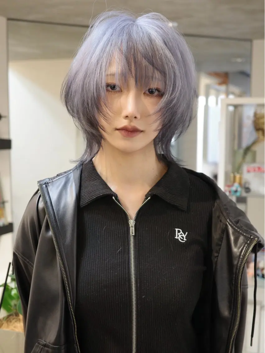 ミディアム カラー ヘアカラー イツク ⚡️ ルーツ/ハイトーンのヘアスタイル