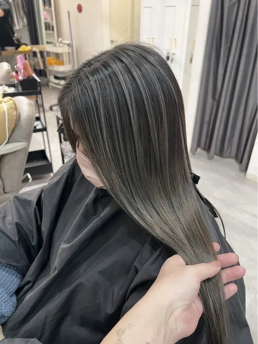セミロング カラー バレイヤージュ ダークグレー ダークグレージュ グレージュ レイヤーカット 指名数No.1 /NAOYAのヘアスタイル