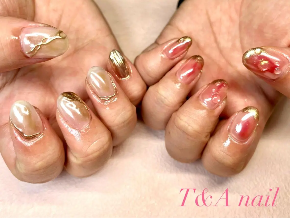 ミディアム ネイル チークネイル 長さ出し ジェルネイル ゴールド ニュアンスネイル T&A nailのネイルデザイン