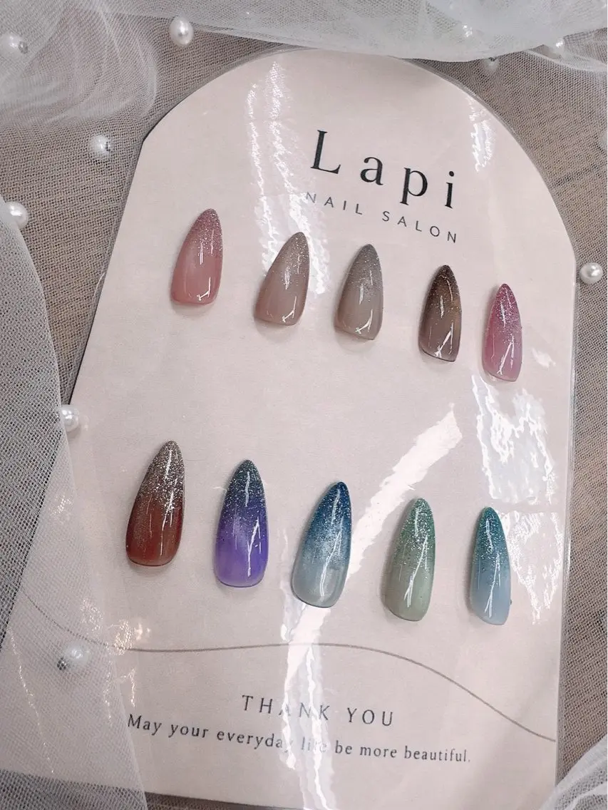 🦋✨水光マグネット×先端キラキララメグラ定額💎 ¥6,980 オフィスネイルの写真