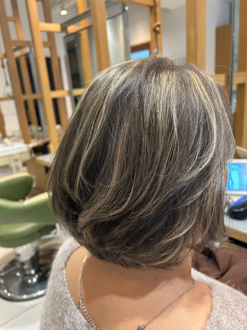 ショート カラー ハイライトカラー レイヤーカットのヘアスタイル