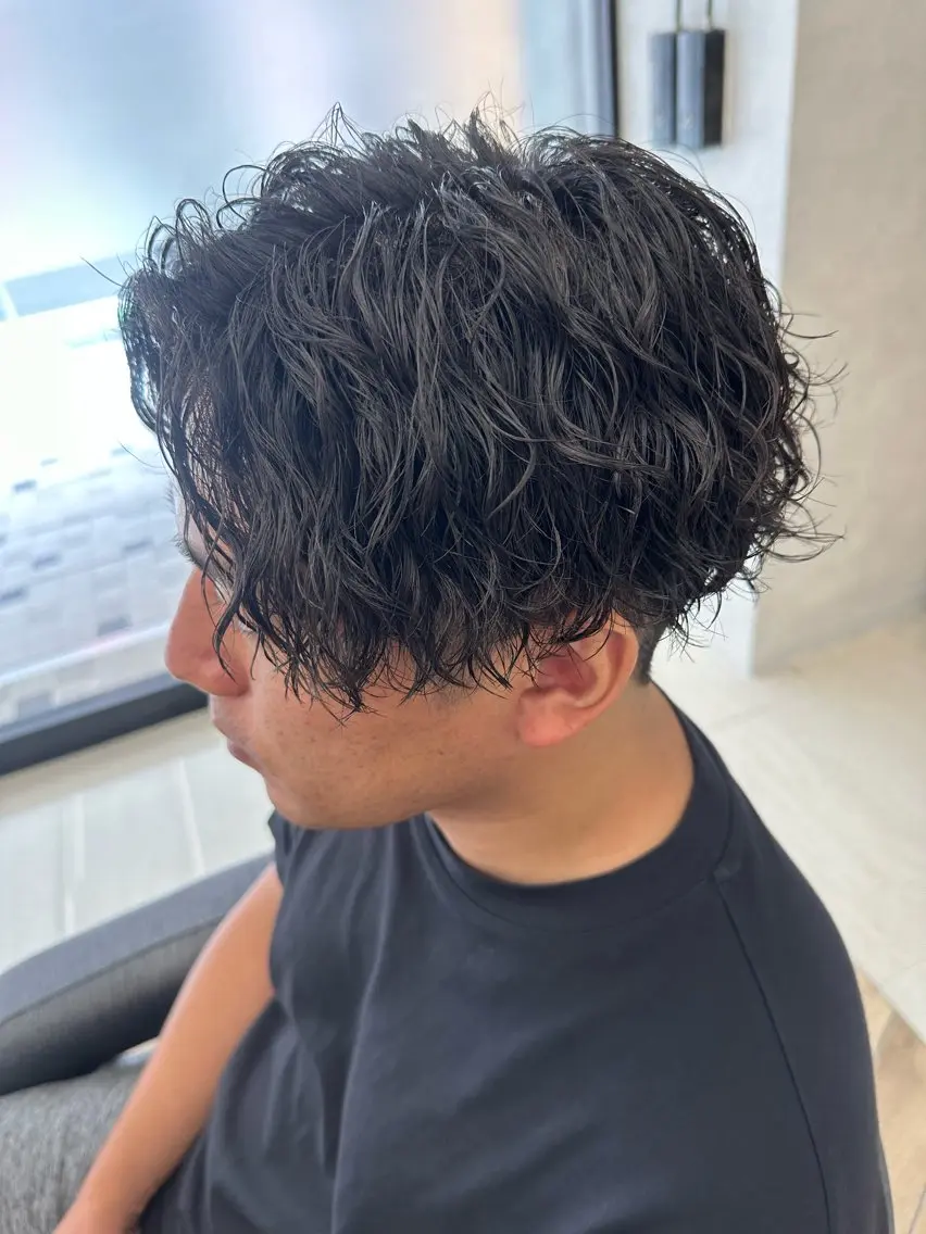 ミディアム パーマ メンズ ミディアムパーマ フェードカット メンズパーマ ツイストスパイラルパーマ 波巻きパーマ 💈メンズ特化 美容師サキ💈のヘアスタイル