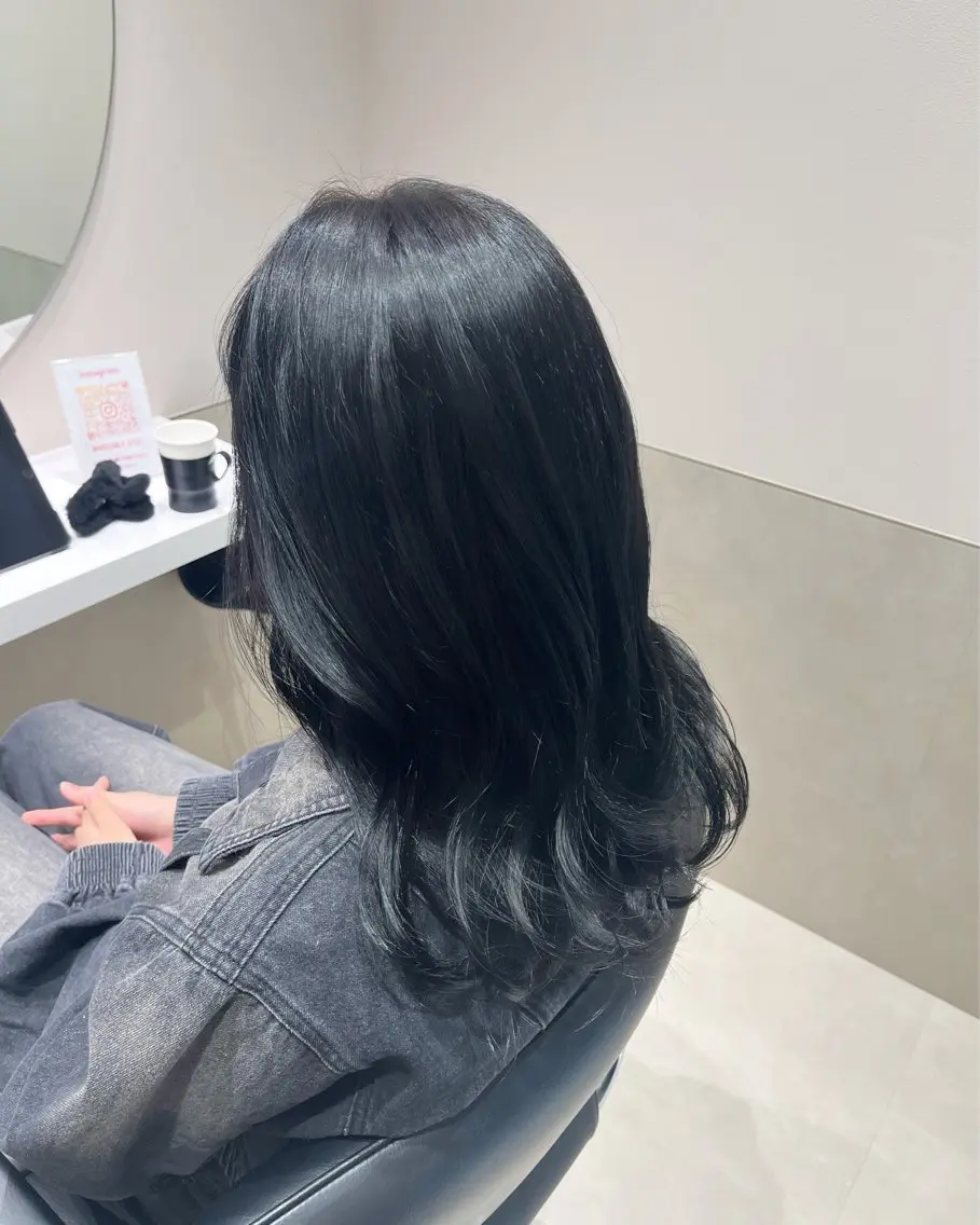 セミロング カラー 黒髪 ブルーカラー ブルーブラック 韓国風ヘア 🫧こおりやま なつみ🫧のヘアスタイル