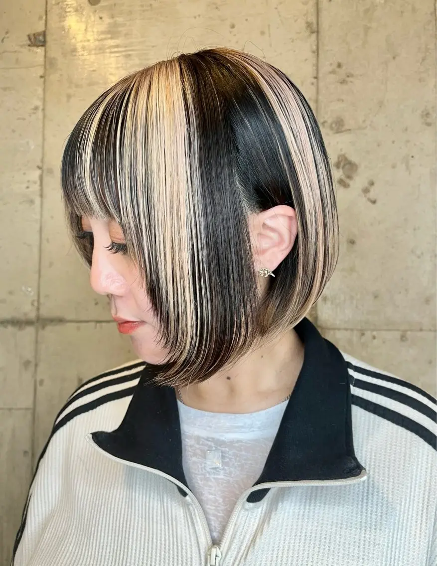 ミディアム カラー ボブレイヤー ベージュカラー ブロンド ハイライトカラー ホワイトベージュ ヘアカラー 派手髪デザインカラー ヒロカのヘアスタイル