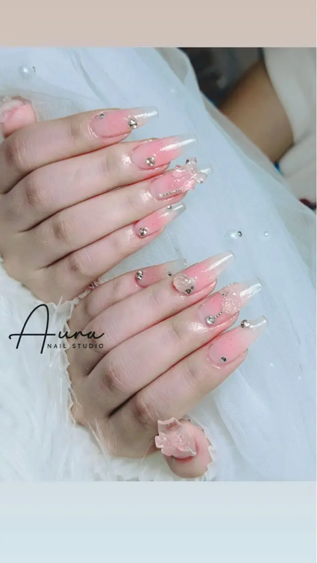 ネイル クリアネイル フラワーネイル ガーリー グラデーション キラキラネイル ハンドネイル Aura Nail Studioのネイルデザイン