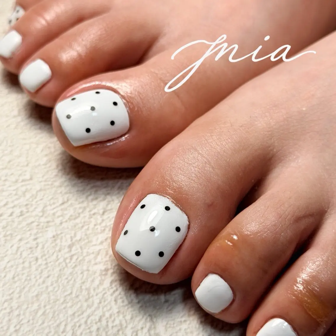 ネイル ドット ホワイト フットネイル Mia  nail. momokaのネイルデザイン