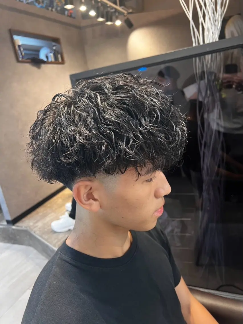 ミディアム カラー パーマ メンズ ミディアムパーマ フェードカット メンズパーマ 波巻きパーマ コバヤシ カイトのヘアスタイル