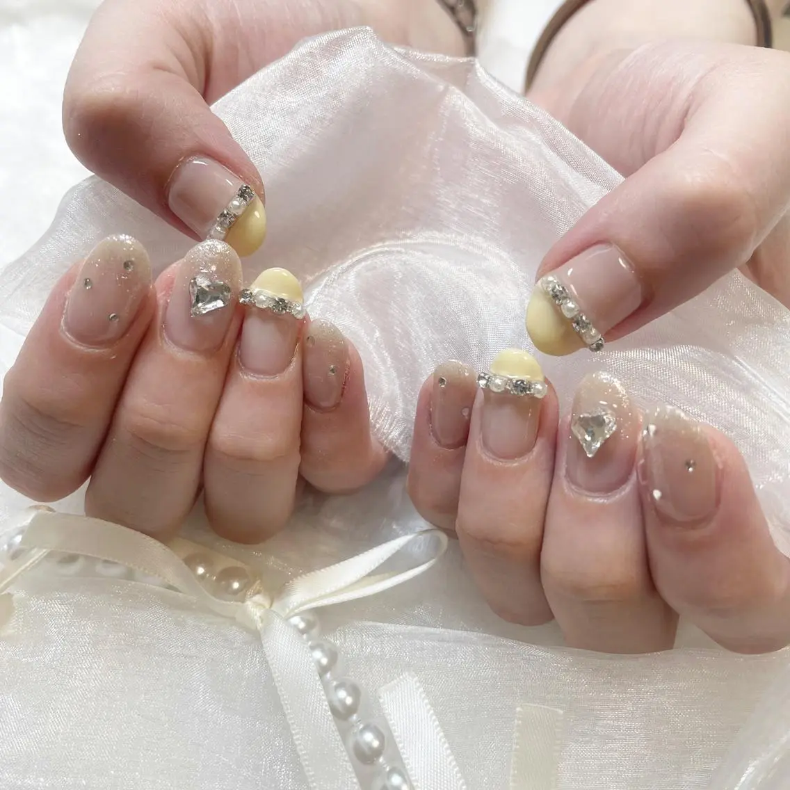 ネイル ジェルネイル キラキラネイル 韓国ネイル 持ち込み ワンカラーネイル ハンドネイル fiore nail 🦋のネイルデザイン