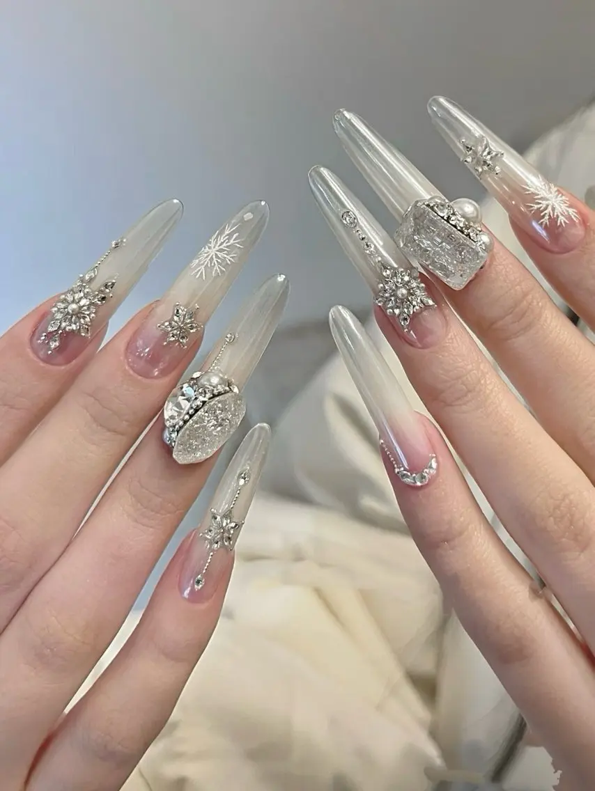 ネイル キラキラネイル ロングネイル ホワイト 冬ネイル ハンドネイル リセス 高田馬場💎のネイルデザイン