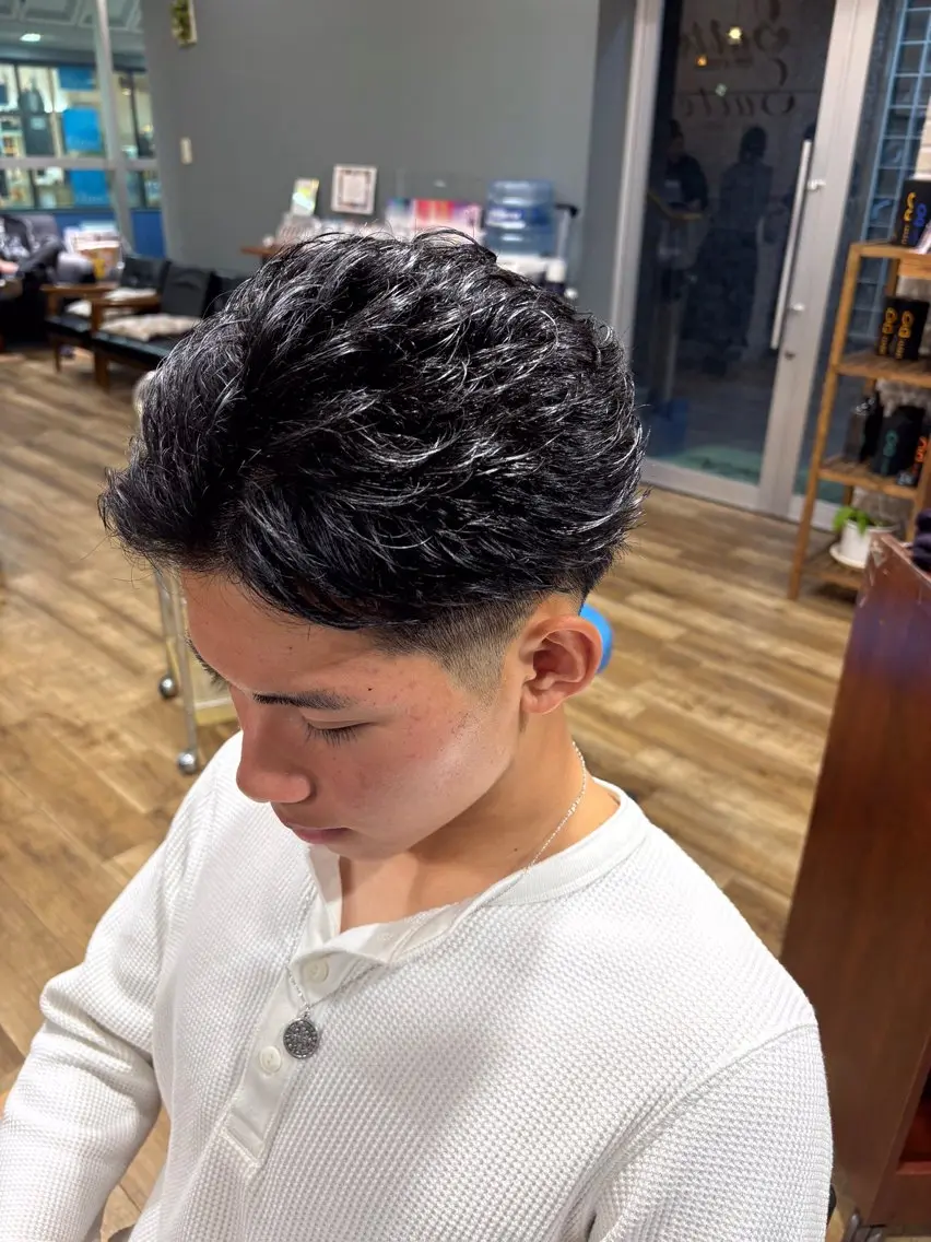 ショート メンズ フェードカット メンズパーマ ショートヘア カット 鶴田 将清のヘアスタイル