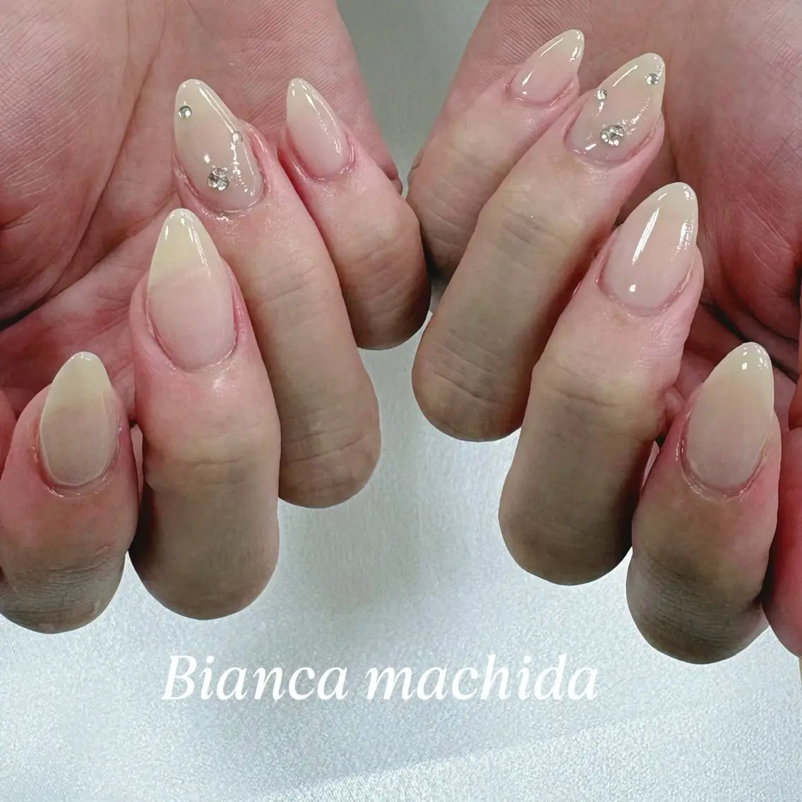 ネイル ストーンネイル ハンドネイル Bianca 🌟 yanagihasiのネイルデザイン