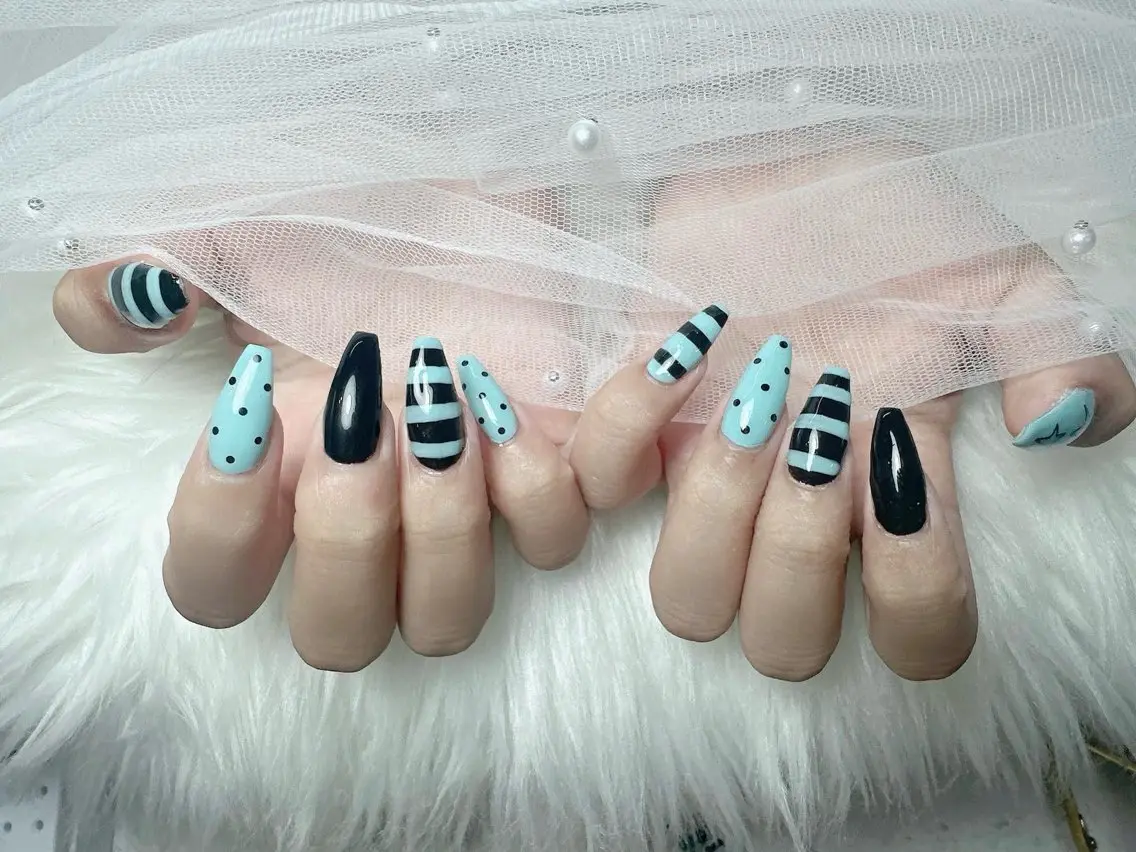 ネイル 水色 マグネットネイル ニュアンスネイル オフィスネイル ワンカラーネイル ハンドネイル Squen Nail shinjukuのネイルデザイン