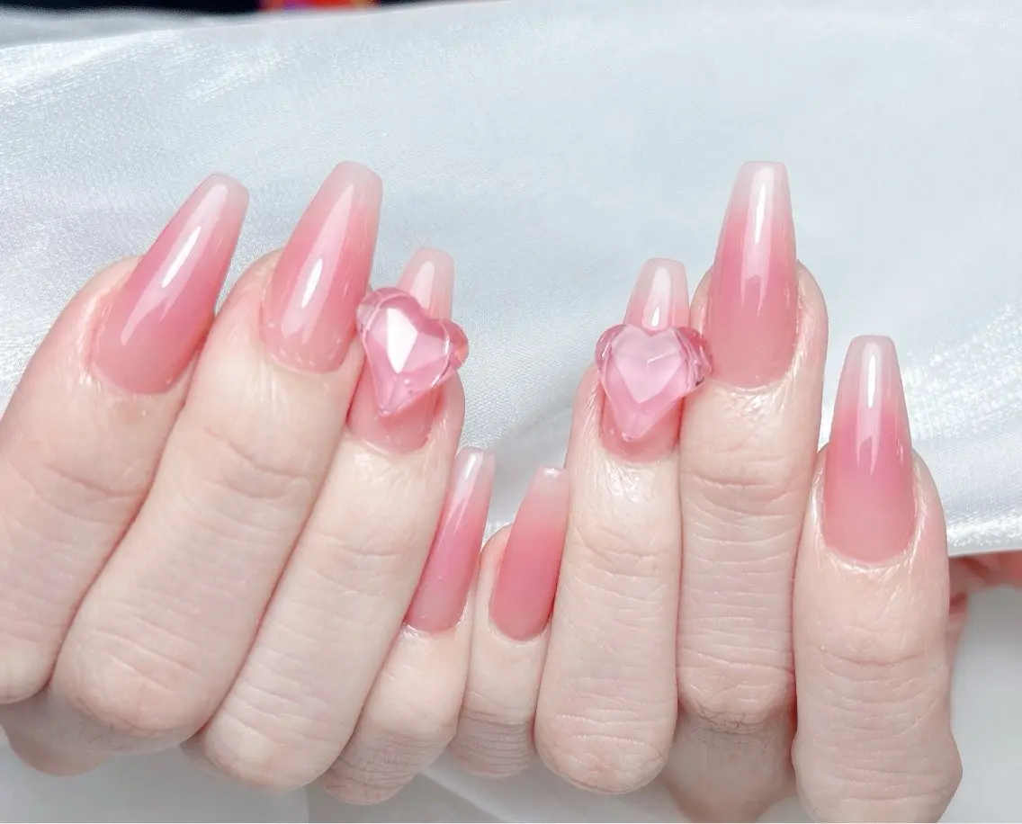 【人気】💗チークネイル&大きいパーツ2個付きの写真