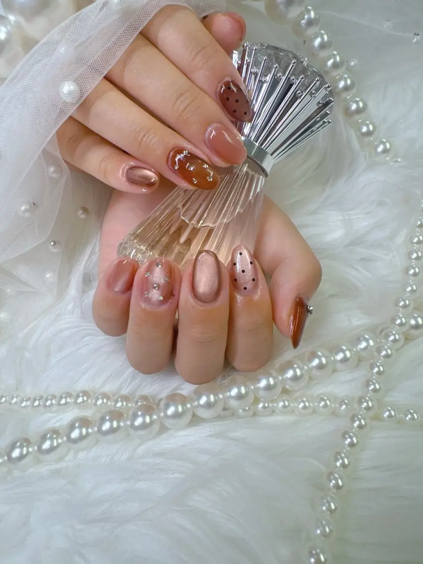 ネイル ボルドー チークネイル ドット 長さ出し フレンチネイル Queeens nailのネイルデザイン