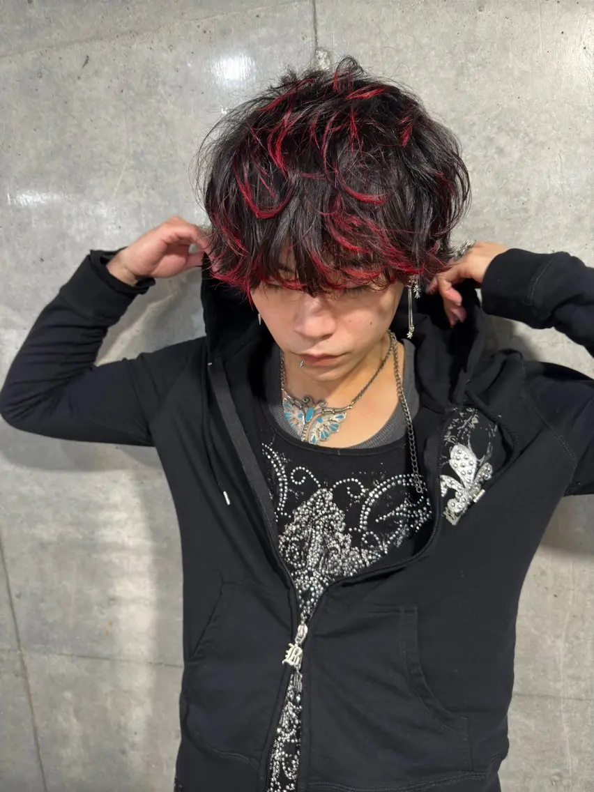 ミディアム カラー メンズ メンズハイライト ハイライトカラー ハイライト カット ヘアカラー パーマ メンズハイトーン メンズバレイヤージュのヘアスタイル