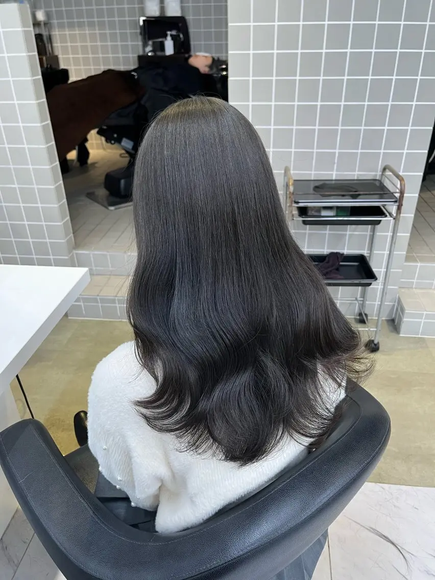 ロング 寒色/ベージュヘア ブリーチありMiOのヘアスタイル