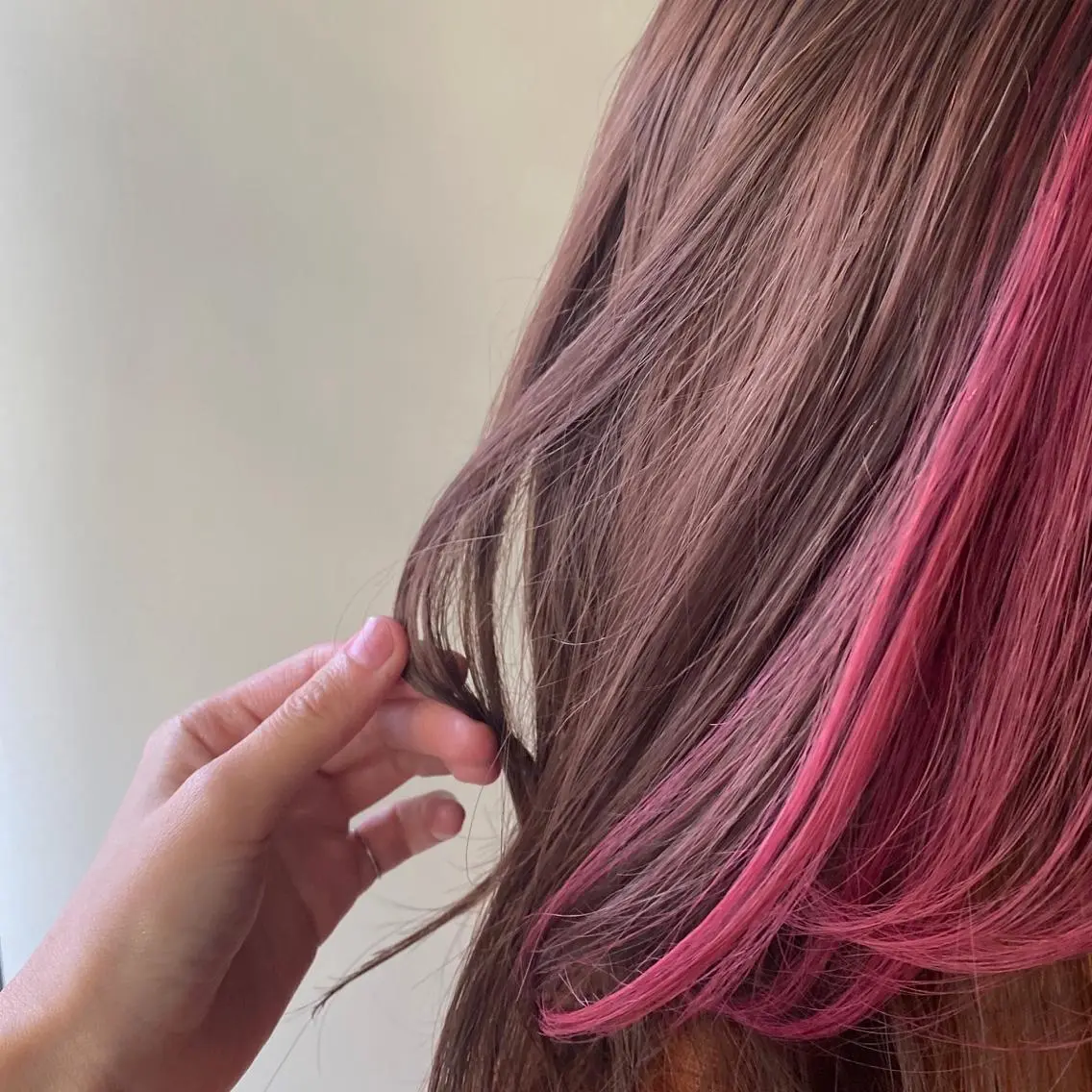 ショート カラー ヘアアレンジ アッシュ ベージュカラー 透明感カラー ピンクカラー ピンクアッシュ ウルフカット モデル募集中!ミカのヘアスタイル