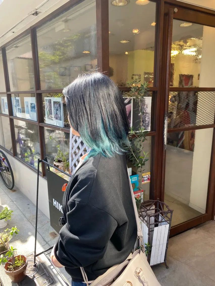 ミディアム カラー 黒髪 ブリーチ ブルーカラー イヤリングカラー インナーカラー ウチダ ユウヤのヘアスタイル