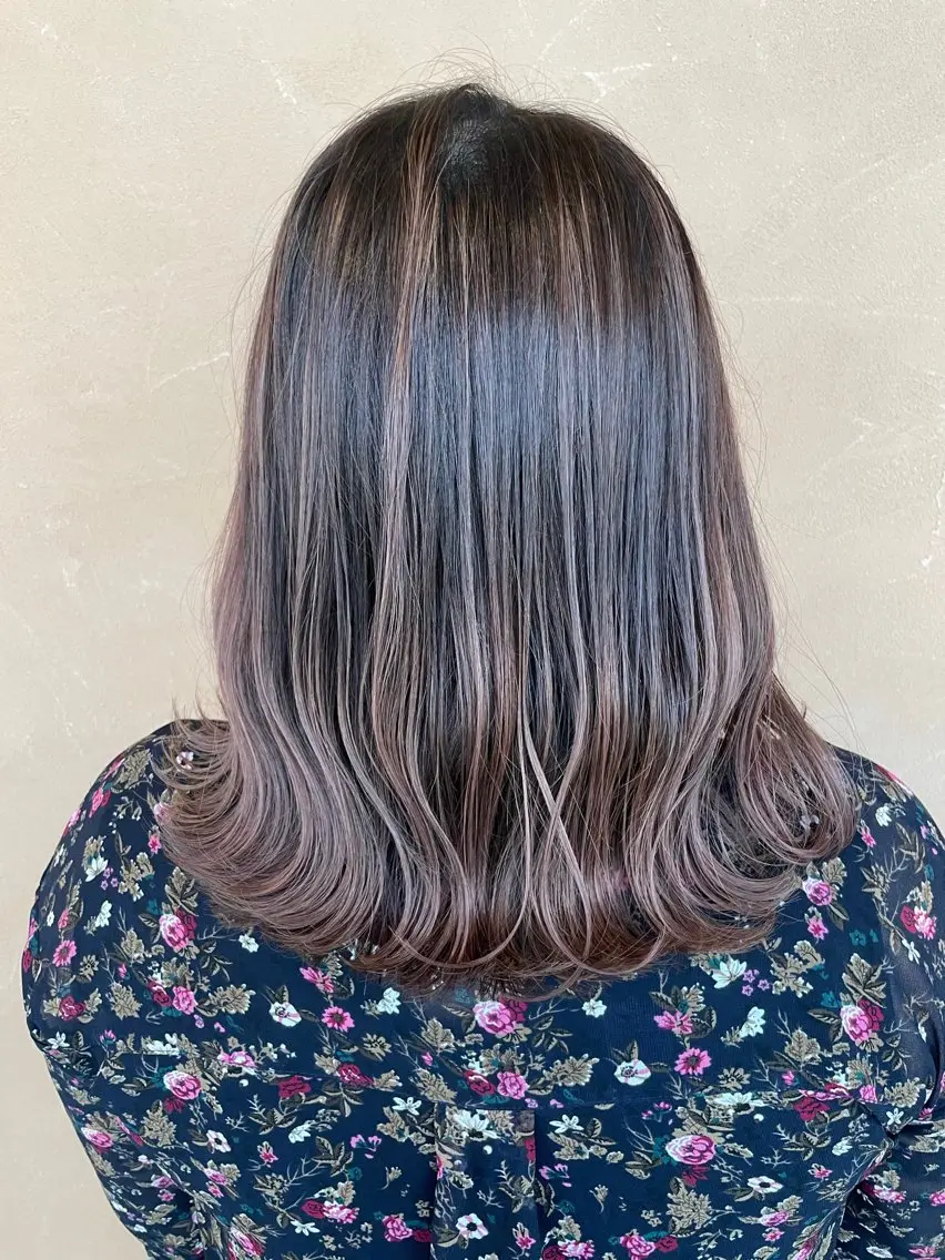 ミディアム カラー バレイヤージュ レイヤーカット ヘアカラー トリートメント Lull1人美容室 バレイヤージュのヘアスタイル