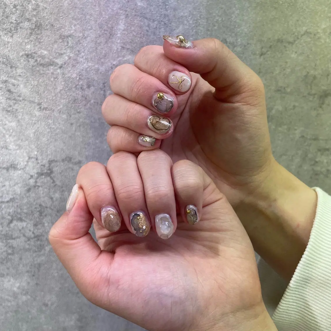 ネイル アートネイル べっ甲ネイル ジェルネイル グリーン キラキラネイル nailstudio eviz新宿店のネイルデザイン