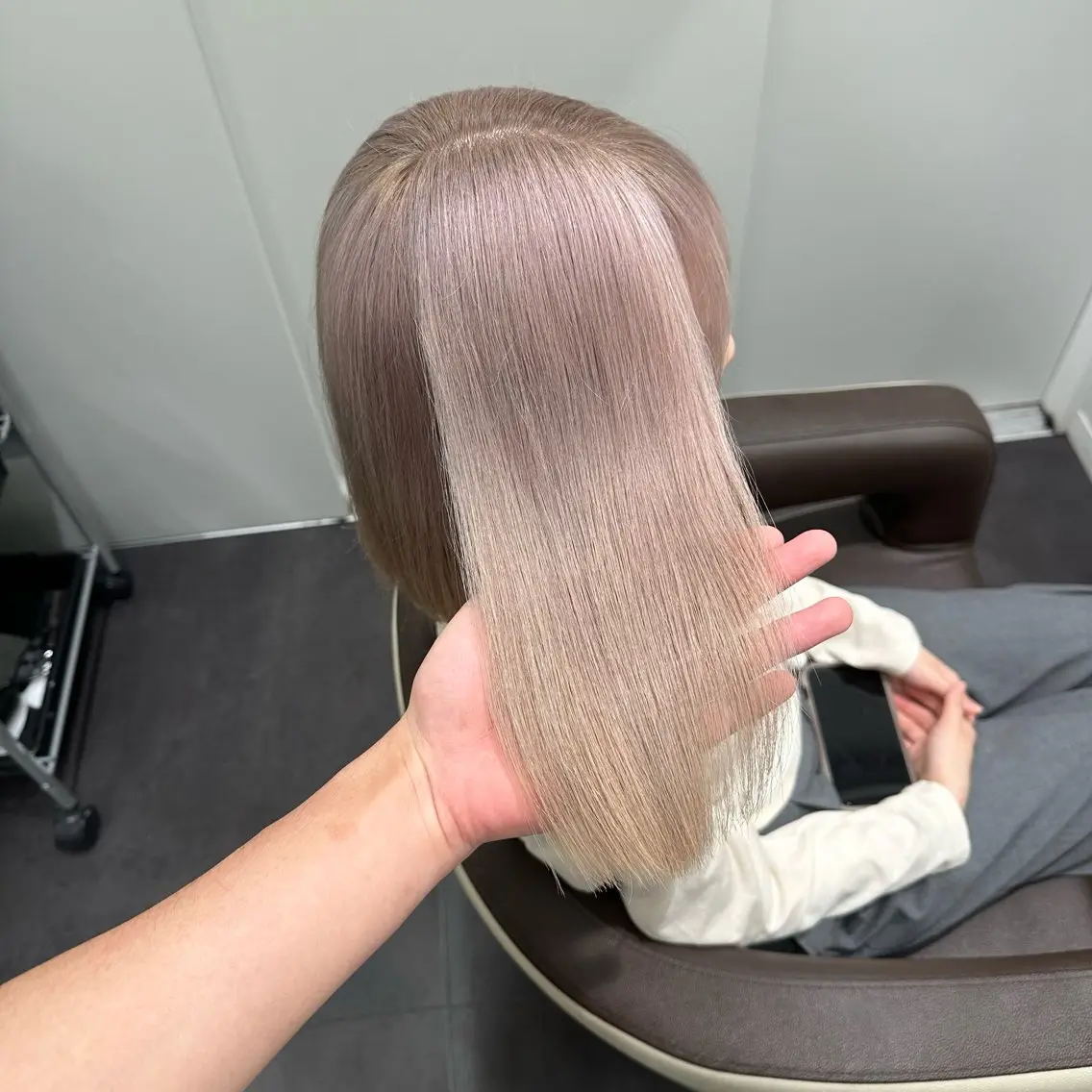 セミロング カラー 💫艶ハイトーン×髪 質改善💫リュウトのヘアスタイル