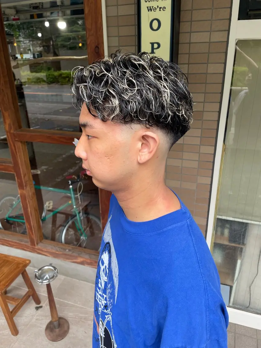 カラー パーマ メンズ フェードカット メンズハイライト メンズパーマ ハイライトカラー カット ヘアカラー パーマ marbles 森田雅治のヘアスタイル