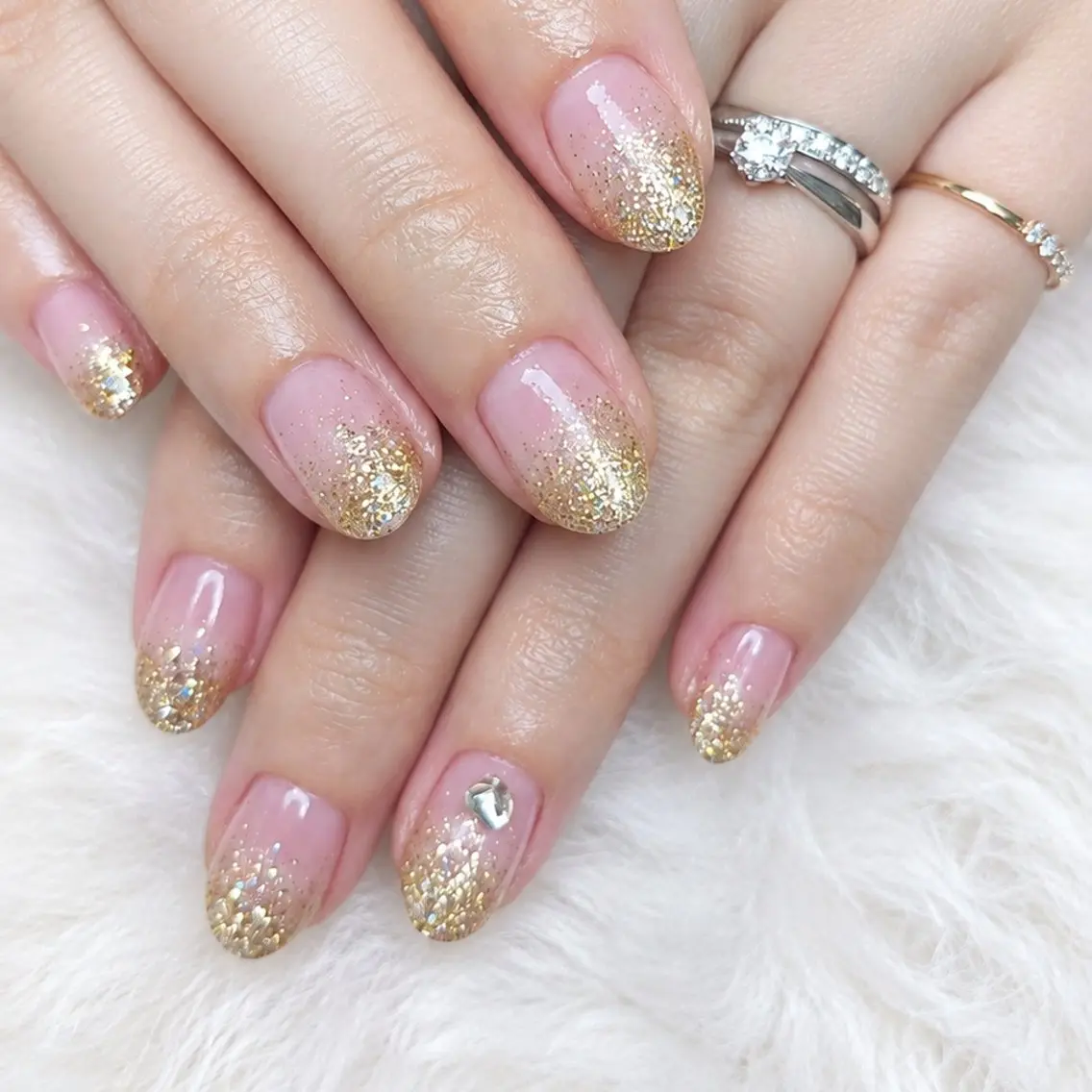 ネイル ゴールド グラデーション ラメ(グリッター) ラメグラデーション ハンドネイル WB,nail 🤍 KOKORO のネイルデザイン