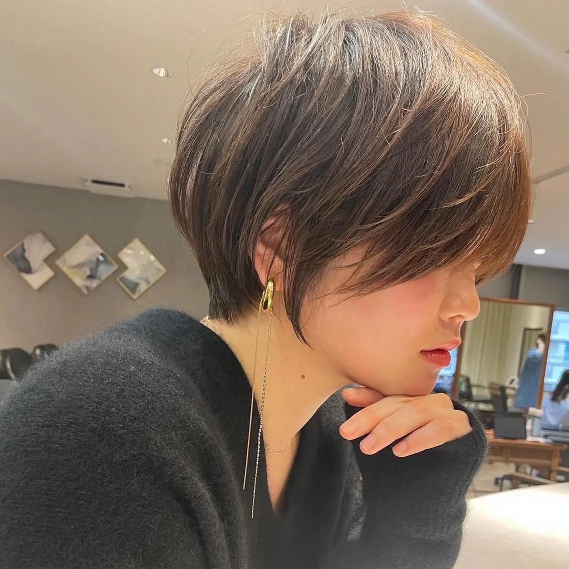 ショート 透明感オリーブ🫒/ ブリーチなしWカラーのヘアスタイル